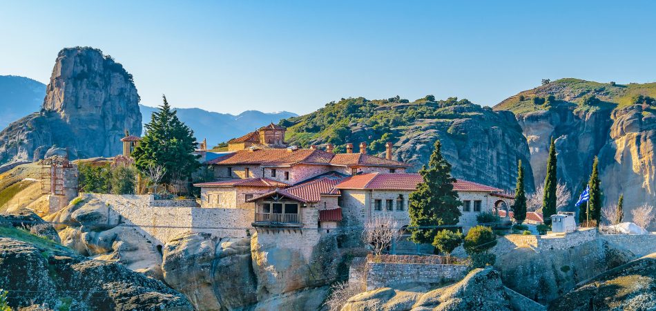 Holy-trinity-monastery-meteora-site-tesalia-greece.-950x450